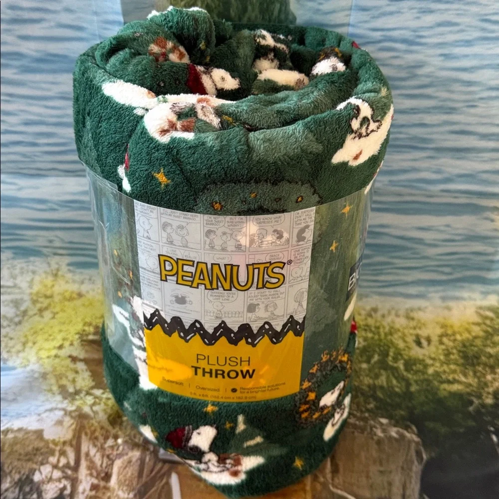 NWT Peanuts Snoopy Christmas Plush Throw Blanket